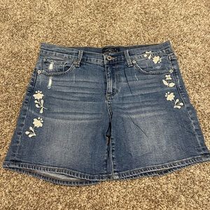 2FOR$10 
Lucky Brand size 8/29 embroidered denim shorts
